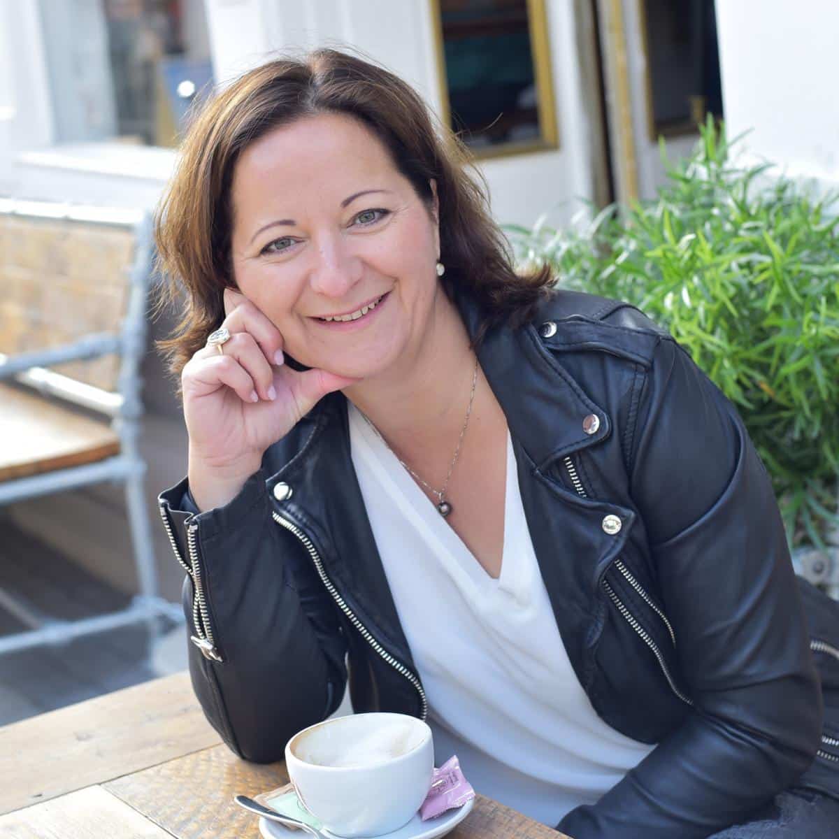 Stefanie-Voss-Speaker-Coach-beim-Kaffeetrinken