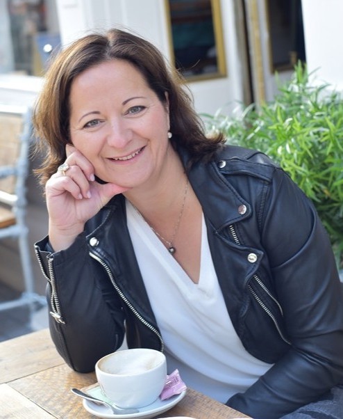 StefanieVoss-Portrait02-tab-byAnnetteReidick