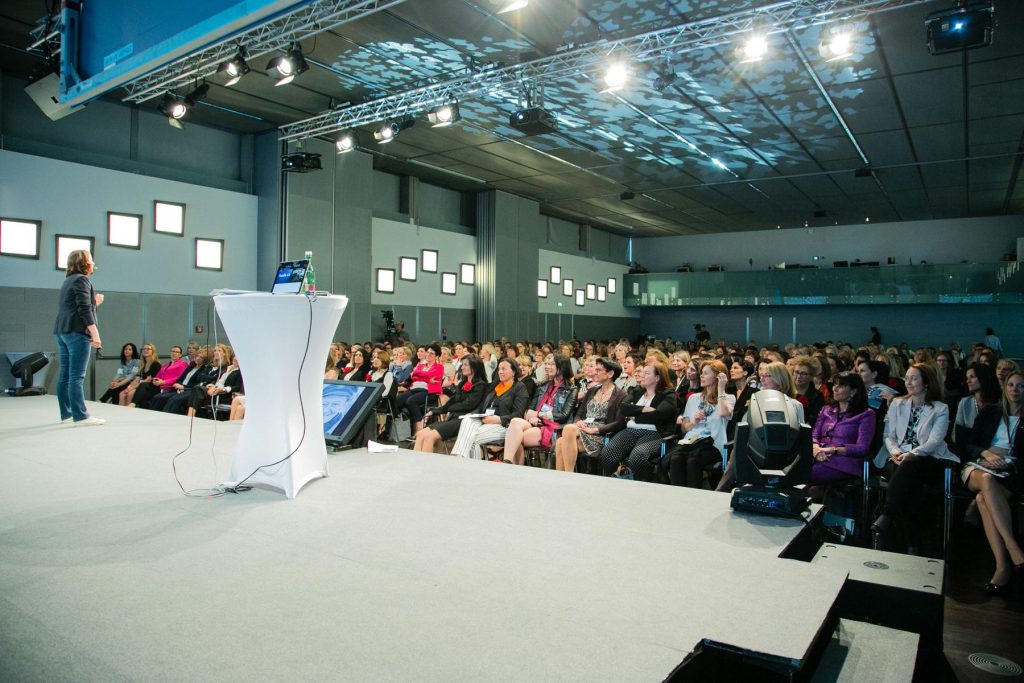 Keynote Führung live – Stefanie Voss vor vollem Saal, gespanntes Publikum