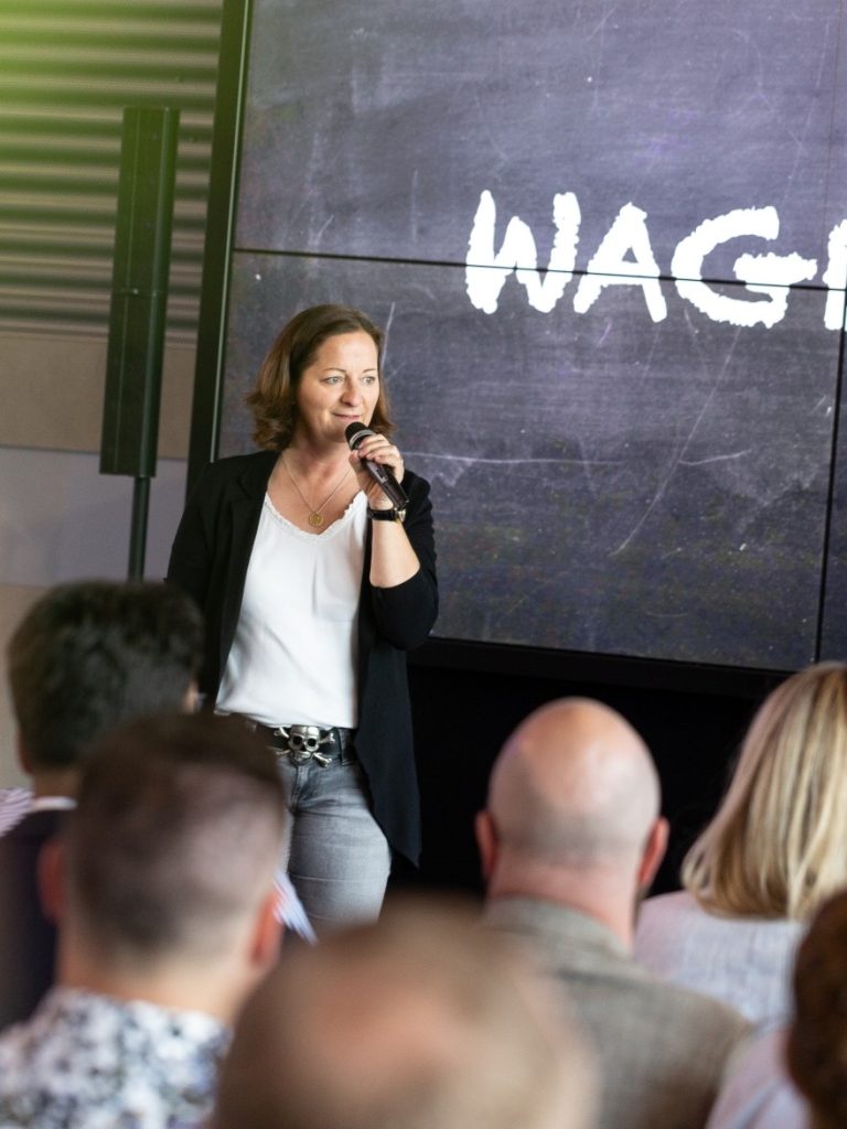 Stefanie Voss motiviert bei Keynote über Radical Candor das Publikum