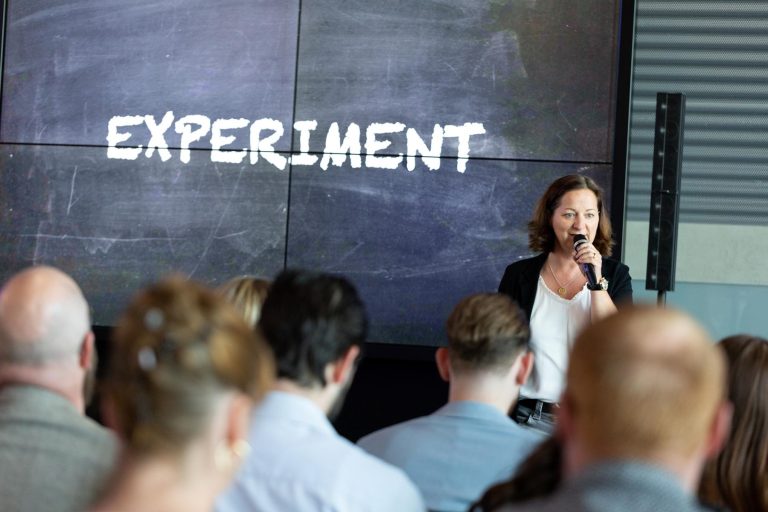 Stefanie Voss Keynote Radical Candor – vor „Experiment"-Leinwand, nah am Publikum, Klartext pur
