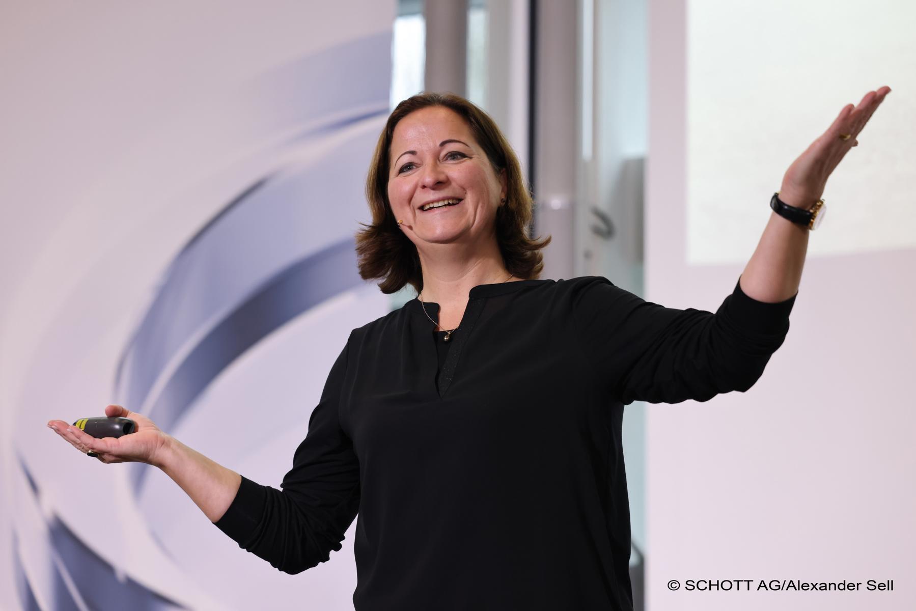 Stefanie Voss auf der Bühne – souverän, offen, strahlend – Vortrag über Female Leadership und Karriere