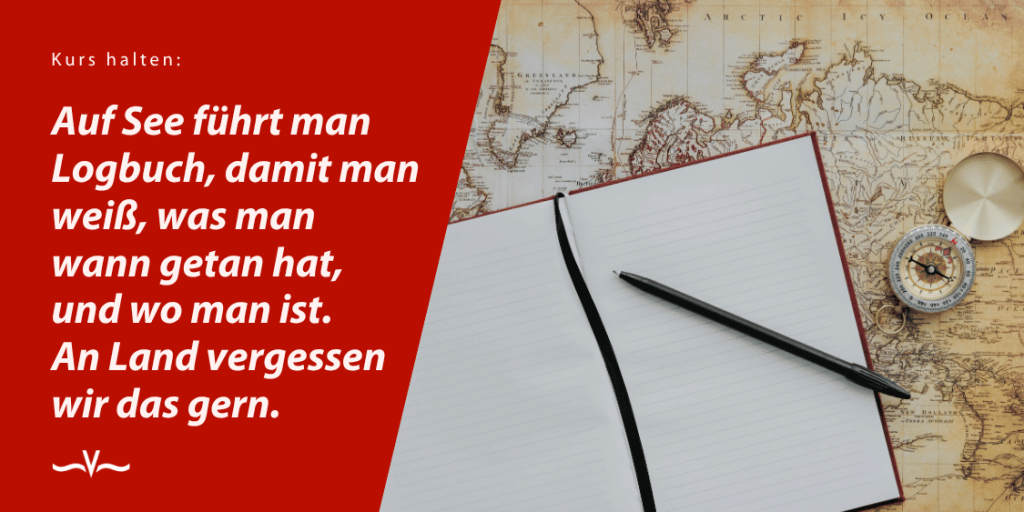 Zitatkarte von Stefanie Voss: „Auf See führt man Logbuch, damit man weiß, was man wann getan hat, und wo man ist. An Land vergessen wir das gern.“ Daneben Notizbuch, Kompass und Seekarte