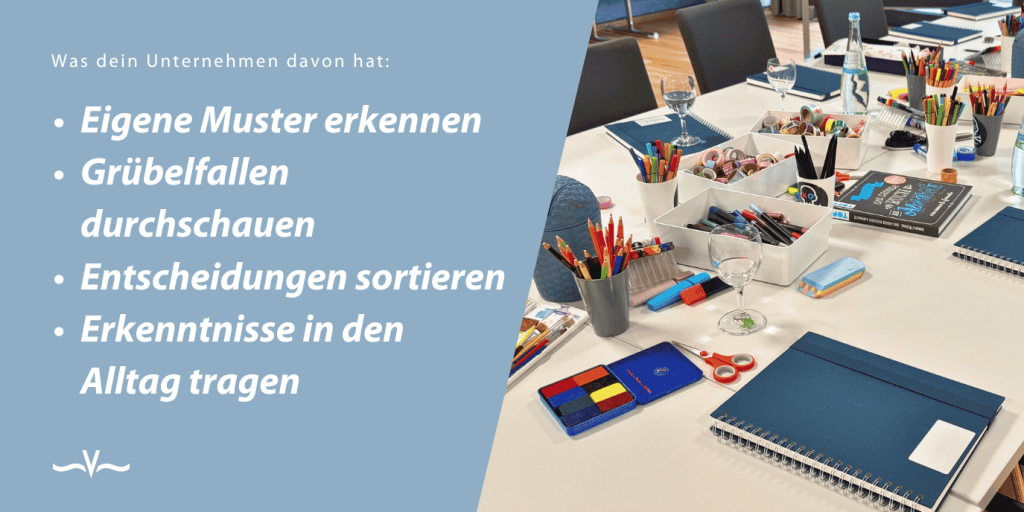 Was dein Unternehmen vom Creative-Journaling-Workshop hat: eigene Muster erkennen, Grübelfallen durchschauen, Entscheidungen sortieren, Erkenntnisse in den Alltag tragen. Daneben ein vorbereiteter Seminarraum