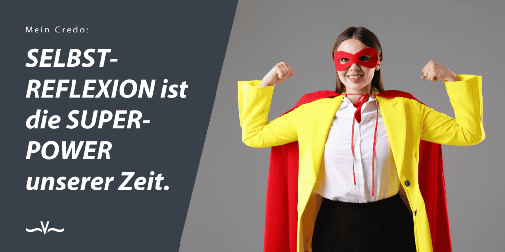 Zitatkarte von Stefanie Voss: „Selbstreflexion ist die Superpower unserer Zeit.“ Daneben eine Frau im Business-Outfit mit Superhelden-Umhang und Maske